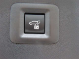 (パワーバックドア)ボタン一つで電動開閉!半ドアになる心配もありません!