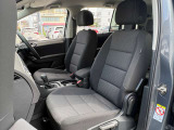 運転席のリクライニングは無段階調整可能なダイヤル式、助手席のリクライニングはレバー式が採用されています。