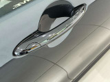 【スマートキー】車両のキーをカバンやポケットに入れたまま、お車の開閉が可能で御座います。お車の前に立ってキーを探す必要が御座いません。