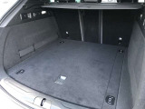 十分な広さに加え、ワンタッチで後席シートバックを倒すことができる、大変使い勝手の良いトランクルームです