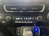【オートエアコン】一度お好みの温度に設定すれば、車内の温度を検知し風量や温度を自動で調整。暑い&hellip;寒い&hellip;と何度もスイッチ操作をする必要はありません。快適な車内空間には必須の機能ですね♪