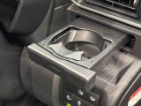 プッシュ式オートオープンカップホルダーを運転席に装備