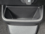 足元には便利なセンターロアボックスを設置。車内を整理しやすく、使い勝手の良さが魅力です。
