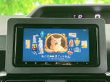 停車時に楽しめるTV機能。移動を終えて一息ついた際に、お好みの番組や映画を鑑賞できます。お子様連れのご旅行にも最適です。
