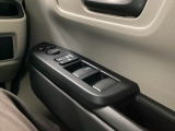 運転席ドアには、ドアミラーの角度調整スイッチとパワーウインドウスイッチを配置。手元で直感的に操作でき、運転中の使い勝手を高めています。