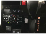 プッシュボタンで切り替え可能なオートエアコンを装備しています