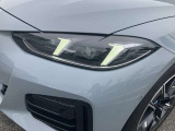 【LEDヘッドライト】先進のLEDテクノロジーを採用。放射される白色光の周波特性は太陽光に近く、バイキセノン・ヘッドライトを上回るコントラストで更に明るく輝きます!