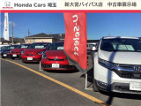 中古車展示場の風景です。常時60台ほどの中古車を展示しております。車種別にエリア展開していますので、ご希望の車種も探しやすいと思います。ご来店時はスタッフがご案内致しますので、お気軽にお声かけ下さい。