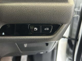 両手が荷物で塞がっている時にはコレ!パワーバックドアで開閉ラクラクです。バックドアに手が届かない時も、リモコンで開閉の操作が可能です。もちろん、荷物もたっぷり積めます。