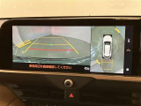 【パノラミックビューモニター】映像で、見づらい車両周辺の確認をアシスト。クルマを真上から見ているような映像を表示。 運転席から確認しにくい車両周囲の状況を把握。