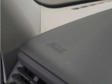 ◆助手席エアバッグ◆SRSエアバッグは、シートベルトだけでは防ぎきれない衝突時の衝撃から乗員を守るための安全装置。衝突時に瞬時に膨らみ、頭部や胸部がダッシュボードに直接衝突するのを防ぎます。