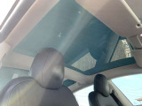 パノラマガラスルーフ搭載の為開放感あふれる車内となります!