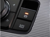 【オートホールド】停車中にブレーキペダルから足を放しても、ブレーキを自動的に制御して、車両の停車状態を保持する機能です。信号待ちなどの停車時に運転者の負担を軽減します。