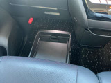 助手席シート下には車検証などが収納できるスライド式の収納BOXがついています。