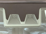 お客様に気持ち良く乗っていただけるよう、工具を使わず取り外せる部品は全て取り外し清掃しております。シート可動の場合は、シートを動かし裏側まで清掃を行っております。