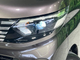 【LEDヘッドライト】悪天候や夜間走行時も良好な視界を確保し安心して運転できる高輝度LEDヘッドライトを装備!点灯速度が早く、消費電力も抑えられています。