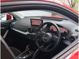 内装はシンプルに使い勝手を考え作られています。お車を運転する感覚をダイレクトに体感して頂けます。室内も広くロングドライブにも快適にお過ごしいただけます。