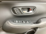 【ドライビングポジションシステム】ドライビングポジションを記憶し、乗車するごとにボタンひとつで自動調節を行います。