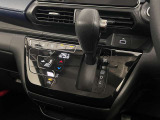 操作が簡単なシフトレバーですのでストレスなく運転が出来ますよ!