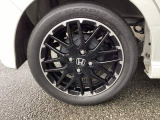 純正アルミホイールです。足元が引き立つので、車全体のイメージがアップしますよ!