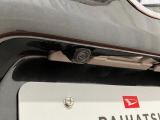 【バックカメラ】 駐車時に車両後方の様子を見ることができるので、運転の不安を軽くします。