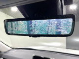 【デジタルインナーミラー】後席の大きな荷物や同乗者で後方が確認しづらい時でも安心!カメラが撮影した車両後方の映像をルームミラー内に表示。クリアな視界で状況の確認が可能です!