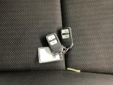 家族やパートナーと個別に持てるため、貸し借りの手間がなくスムーズに乗車できます。また、メインキーを自宅に置いたまま、もう一方をサブとして常に鞄に入れておけるため、持ち出し忘れを防げる点も便利です。