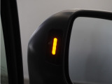車線変更を支援。ブラインドスポットモニターは、走行中の死角になりやすい自車の斜め後方車両を検知し、ドライバーへ注意を促すことで運転負荷を軽減する機能です。