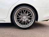 おしゃれは足元から、これを具現化したような車両です。