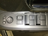電動格納式リモコンドアミラーと、パワーウィンドウスイッチ等は運転席ドアにあります。