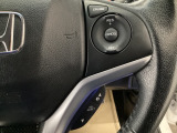 ステアリング右手側にクルーズコントロールスイッチ。アクセルペダルを踏まずに一定速走行が出来るので、高速道路での走行がグッと快適になります。