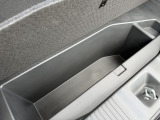 荷室下には、小さな収納もあります。