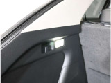 トランクにもランプがついておりますので、夜間の荷物の出し入れ時も快適です!また、お買い物袋等をさげておけるフックが嬉しいです♪