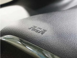 ◆助手席エアバッグ◆SRSエアバッグは、シートベルトだけでは防ぎきれない衝突時の衝撃から乗員を守るための安全装置。衝突時に瞬時に膨らみ、頭部や胸部がダッシュボードに直接衝突するのを防ぎます。