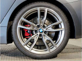 【BMWアロイホイル】軽量かつ強度に拘ったアロイホイル。走行性能ポテンシャルを引き出す設計。車の足元を引き締めてくれる大きなポイントはアロイホイルです。