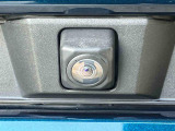 車両の前後左右に搭載した4つのカメラにより、車を真上から見ているような映像を表示。運転席から確認しにくい車両周囲の状況を把握できます。