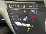 【オートエアコン】一度お好みの温度に設定すれば、車内の温度を検知し風量や温度を自動で調整。暑い&hellip;寒い&hellip;と何度もスイッチ操作をする必要はありません。快適な車内空間には必須の機能ですね♪