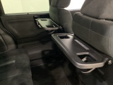 運転席・助手席の背もたれには、2列目シート用にカップホルダー付きの「格納式のシートバックテーブル」を装備しています。休憩時のちょっとした時間などカップを置いたり、小物置きに使えて便利です。