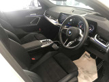 BMWの大きなシートは疲れにくく、搭乗者を包み込んでくれる安心感が御座います。