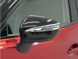 ◆ドアミラーウインカー◆ドアミラーにウインカーを装備しています。対向車に自身の進行方向を合図し安全に運転できます。