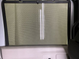 ロールサンシェイドは、太陽光を防ぐので冷房の効きを良くする効果もあるんです。エアコンを控えめにすれば燃費向上も見込めますよ