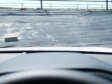 運転席目の前に反射でメーターが表示されます。