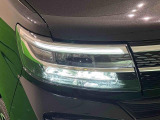 対象物が見やすく白く明るい光で夜間走行をサポートするフルLEDヘッドランプ(サイドビューランプ、クリアランスランプ、オートレベリング機能付き)を装備