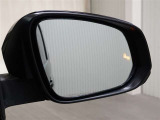 隣車線を走る車両をレーダーで検知し、ドアミラーでは確認しにくい後側方エリアに存在する車両に加え、急接近してくる車両も検知します。車両を検知するとドアミラーに搭載されたLEDインジケーターが点灯します。