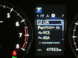 【レーンディパーチャーアラート】道路上の白線(黄線)をカメラで認識し、ドライバーがウインカー操作を行わずに車線を逸脱する可能性がある場合、ブザーとディスプレイで注意喚起サポート。