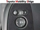 便利な電動格納ドアミラーも装備しております。駐車時にボタン一つで折り畳む事が出来るので便利ですよ。