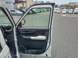 運転席のドア内部でございます。