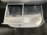 ドリンクホルダ-やちょっとした物を置くことが出来る簡易テーブルが付いて便利です!!