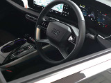 ●シンプルかつ機能的なアウディらしさを表現するインテリア。ラップアラウンドデザインの採用により、適度なタイト感と、圧迫感を感じない横方向への広がりを高いレベルで実現します。