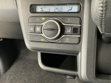 【オートエアコン】AUTOボタンを押してお好みの温度を設定!快適な室温でドライブをお楽しみいただけます♪